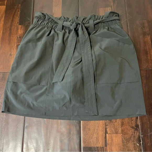 ATHLETA Skyline Skort Arbor Olive Women's Size 2 Athletic Tennis Pickleball Tie - Picture 1 of 7